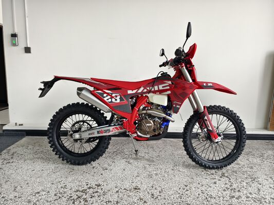 Moto d'enduro 4 temps KEWS k28 R-edition avec moteur 4 temps à refroidissement liquide, garde au sol de 300 mm et doubles disques de grand diamètre