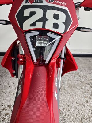 Moto d'enduro 4 temps KEWS k28 R-edition avec moteur 4 temps à refroidissement liquide, garde au sol de 300 mm et doubles disques de grand diamètre