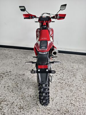 Moto d'enduro 4 temps KEWS k28 R-edition avec moteur 4 temps à refroidissement liquide, garde au sol de 300 mm et doubles disques de grand diamètre