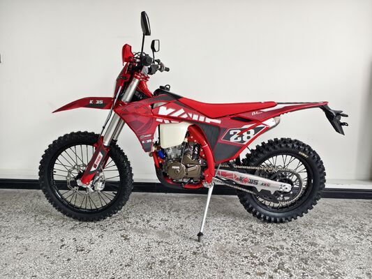Moto d'enduro 4 temps KEWS k28 R-edition avec moteur 4 temps à refroidissement liquide, garde au sol de 300 mm et doubles disques de grand diamètre