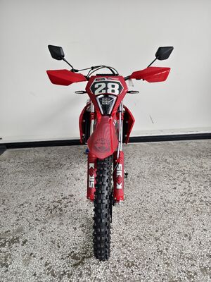 Moto d'enduro 4 temps KEWS k28 R-edition avec moteur 4 temps à refroidissement liquide, garde au sol de 300 mm et doubles disques de grand diamètre