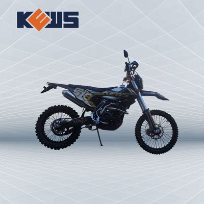 Moto noire dans l'euro de l'autocollant 300CC d'or 4 motos NC300S sur des vélos de saleté de route