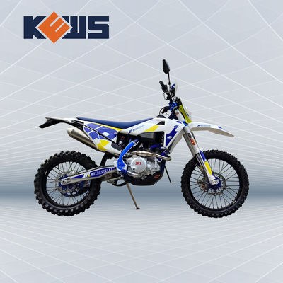Sur le vélo de saleté de course de Dirtbikes NC250 250CC KTM 4 à quatre temps de la moto d'Off Road